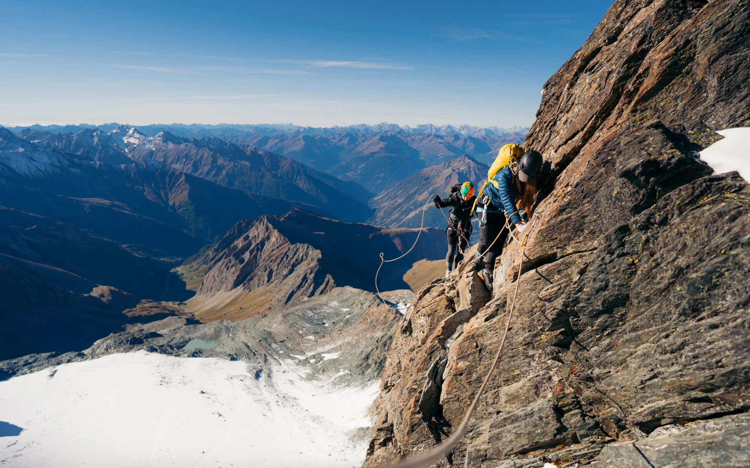 Horolezec na hřebeni Studlgrat na Grossglockneru, nejvyšší hoře Rakouska. Koncept alpského horolezectví.
