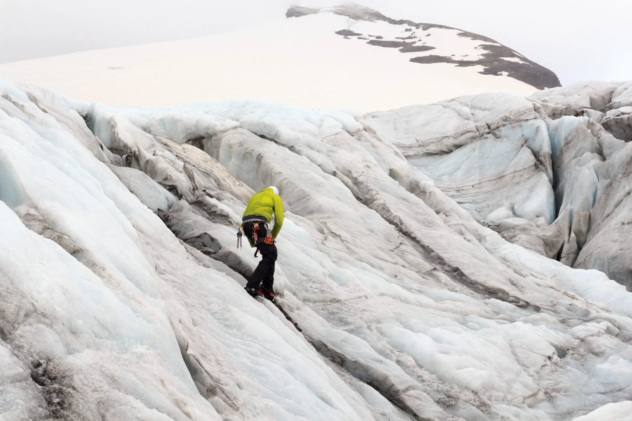 Mann trainiert zum Bergsteiger mit Steigeisen auf dem Gletscher Pasterze in der Glocknergruppe, Österreich