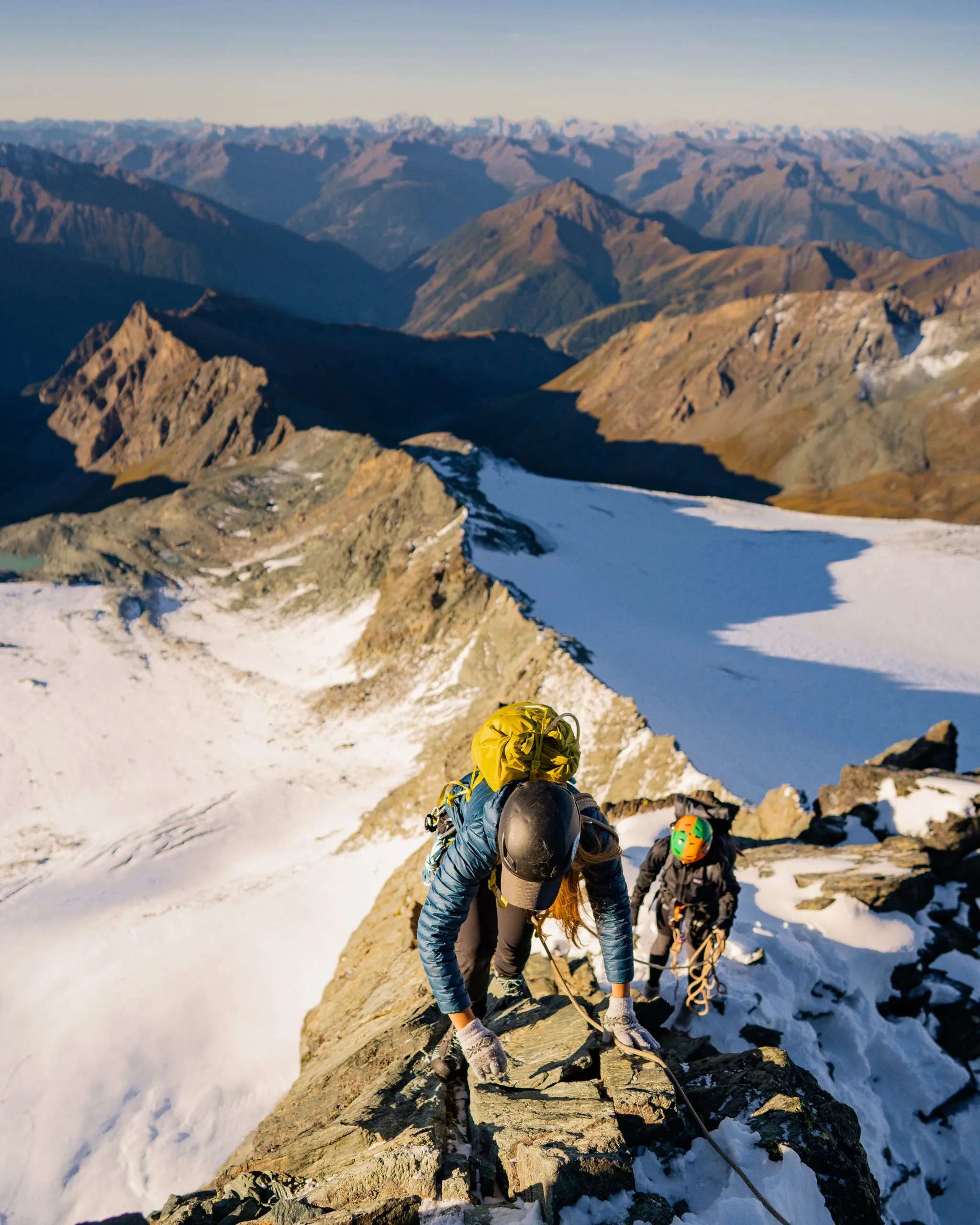 Horolezec na hřebeni Studlgrat na Grossglockneru, nejvyšší hoře Rakouska. Koncept alpského horolezectví.