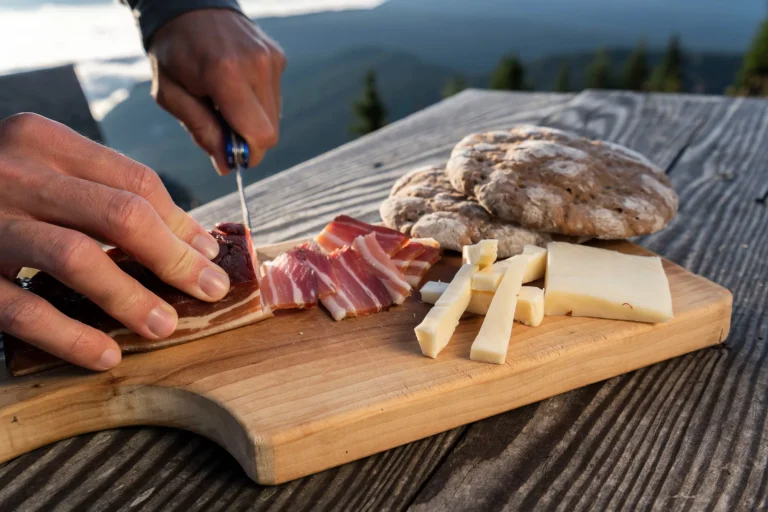 Südtiroler Räucherspeck und Käse überbacken
