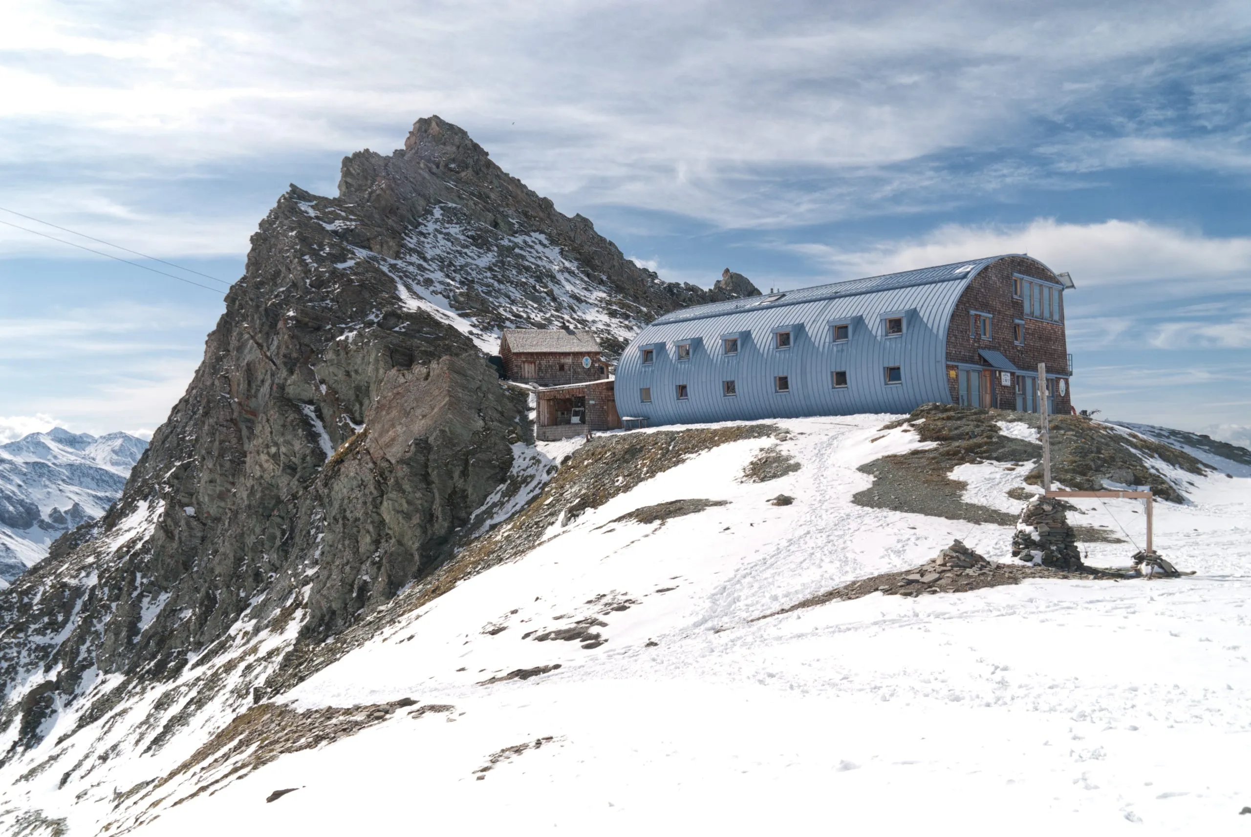 Zasněžená chata Stüdlhütte v Alpách, Rakousko