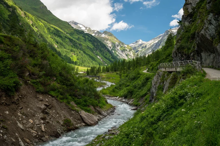 údolí v rakouských Alpách v létě za slunečného dne skalnaté